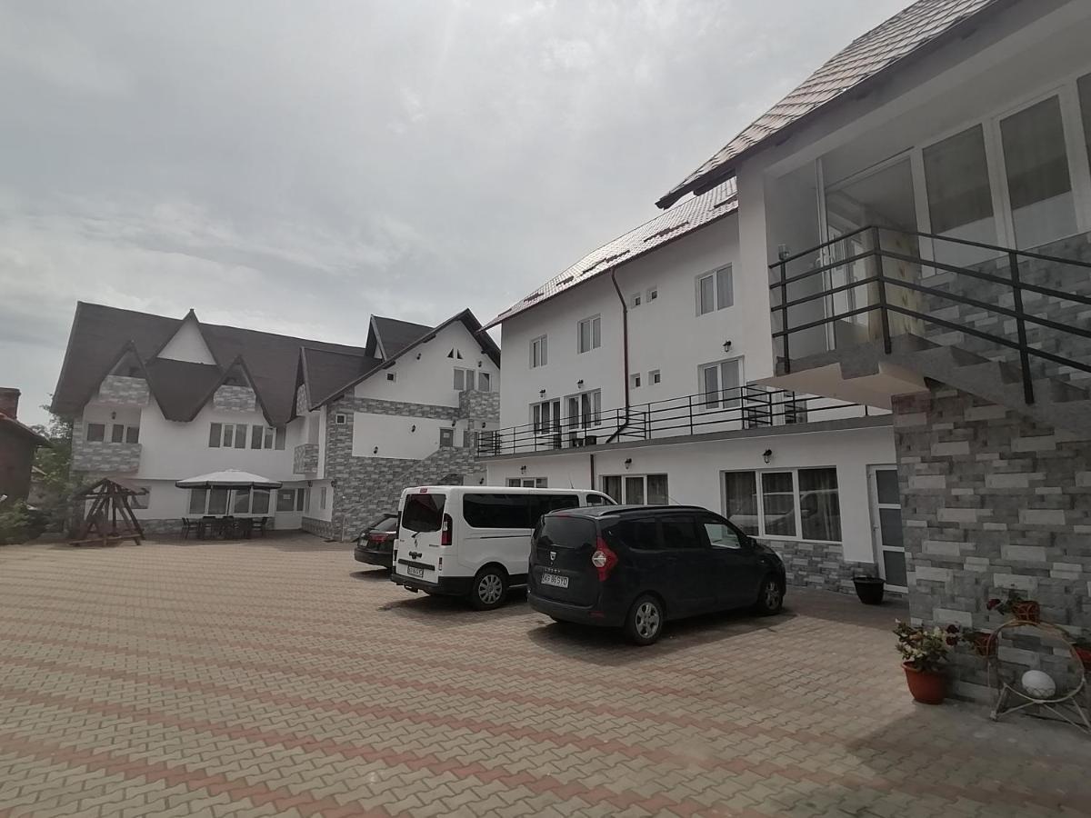Pensiunea Iuliana Căpăţîneni-Ungureni Buitenkant foto